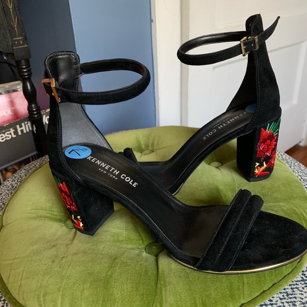 NWOB Kenneth Cole Block Barely there Heels Sandals